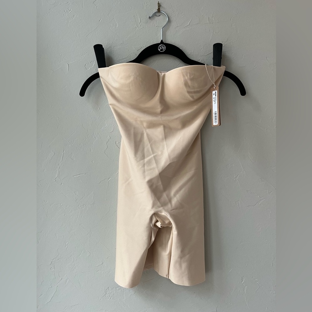 SKIMS BODY CORE SCULPT MOLDED MID THIGH STRAPLESS BODYSUIT SAND XS